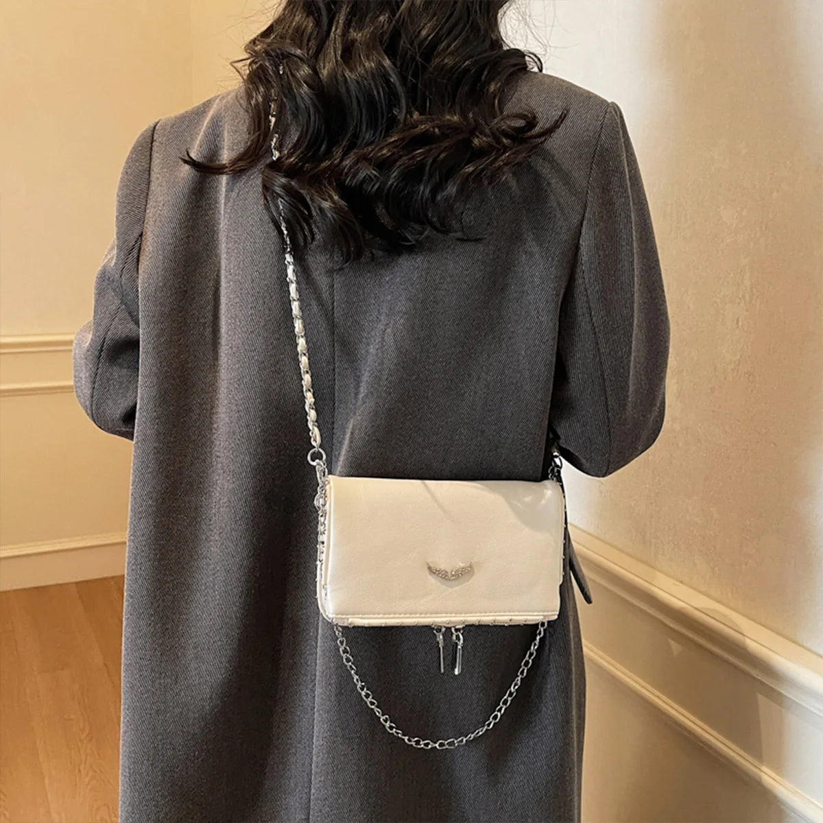 Luxury Crossbody Bag Solid Color PU Wing Logo Design Lightweight Magnetic Adjustable Chain Strap Handbag for Travel Commute